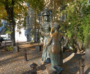 Kiev. Ukrayna. 8 Ekim 2021 Andreevsky Spusk 'ta Kiev' de ünlü Pronya Prokopovna ve Golokhvostoy filmlerinin karakterlerini anlatan bir heykel grubu.