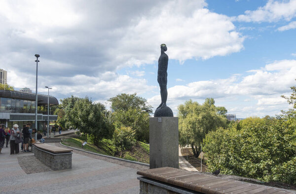 Киев. Украина. 4 сентября 2021 года Скульптура на Пейзажной аллее в Киеве осенью