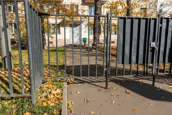 Двор московского многоэтажного здания, огороженного железным забором — стоковое фото