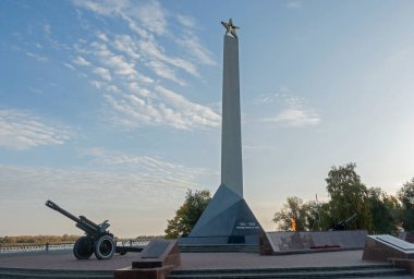Zafer Obelisk 'i ve Volga seddindeki sonsuz alevi. Metin Çevirisi - Ön ve arka kahramanlar