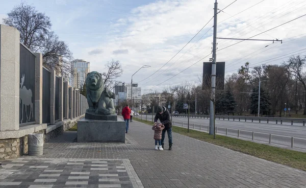 People near the sculptural composition of lions at the entrance to the Kiev Zoo. — Stock Photo, Image