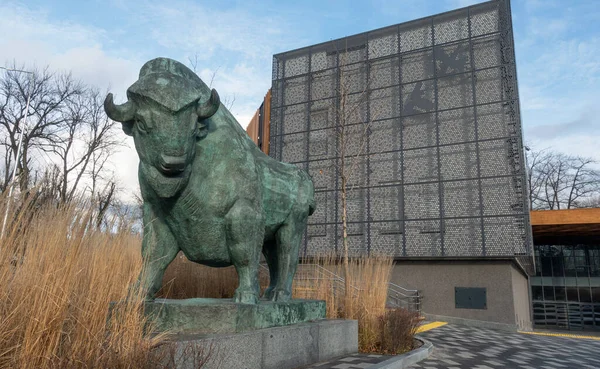 Sculpture of a bison at the entrance to the Kiev Zoo — ストック写真