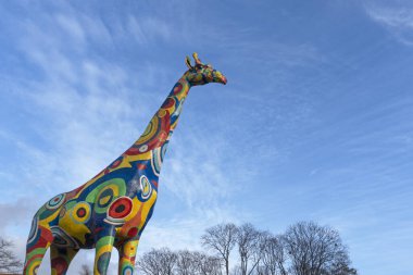 Sculpture of a giraffe in front of the entrance to the Kiev Zoo