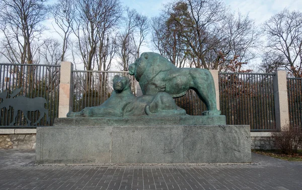 A sculpture of a lion and a lioness at the entrance to the Kiev Zoo. — Stock fotografie