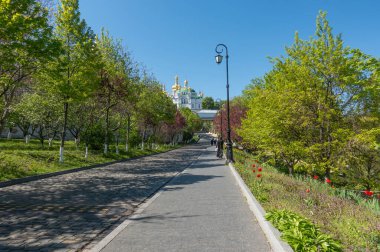 Bir bahar günü Kiev Pechersk Lavra 'nın dibinde.