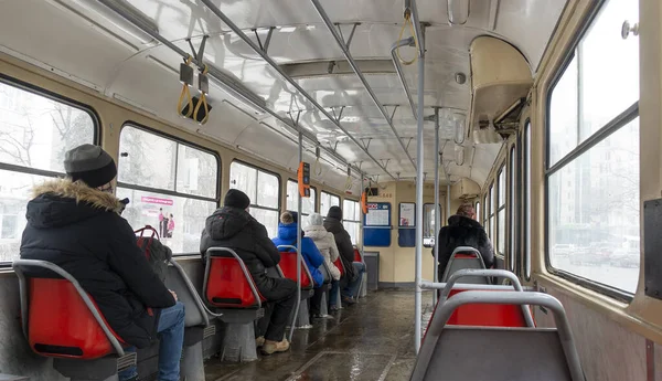 キエフ ウクライナだ 2022年1月25日キエフ路面電車タトラT3のキャビンの乗客 — ストック写真