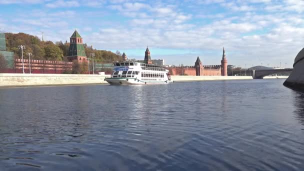 Μηχανοκίνητο πλοίο αναψυχής στον ποταμό Moskva — Αρχείο Βίντεο