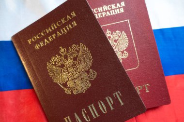 Rus bayrağının arkasında Rusya Federasyonu 'nun pasaportları var.