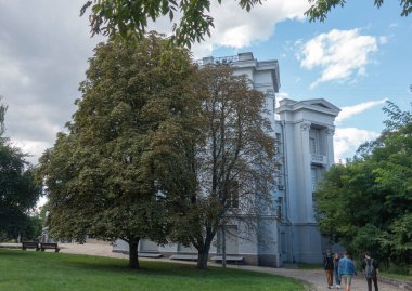 Kyiv 'deki Ukrayna Ulusal Müzesi' nin yakınında yürüyen insanlar