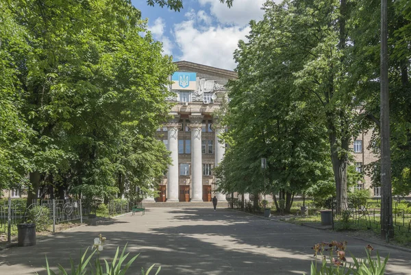 2022年6月8日 乌克兰基辅 基辅国立经济大学的大楼以Vadym Hetman的名字命名 — 图库照片