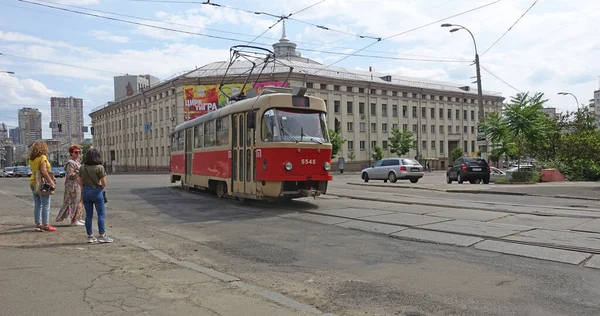 Kyiv. Ukrayna. 17 Haziran 2022 Kyiv tramvayı Tatra-T3 Dmitrievskaya Caddesi 'ne döner.