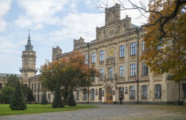 Keiv, Ukrayna. 14 Ekim 2022. Bir sonbahar günü Kyiv Politeknik Enstitüsü 'nün ana binasının görüntüsü