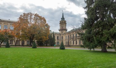 KPI 'nin Kiev' deki ana binasının sonbaharda görüntüsü. Taretli sağ kanat