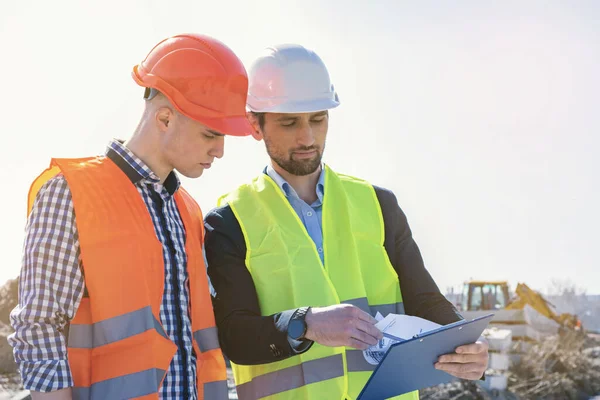 Ingenieure Diskutieren Den Fortschritt Beim Bau Von Gewerbeimmobilien Zwei Bauingenieure — Stockfoto