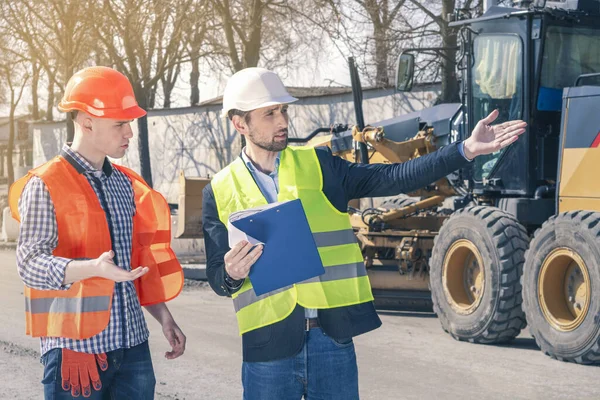 Dos Ingenieros Construcción Inspeccionan Sitio Construcción Discuten Implementación Los Planes —  Fotos de Stock