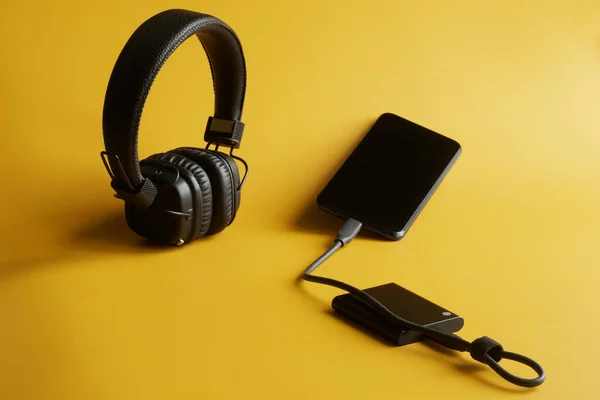 External Portable Ssd Connected Smartphone Yellow Background Next Wireless Headphones — Stock Photo, Image