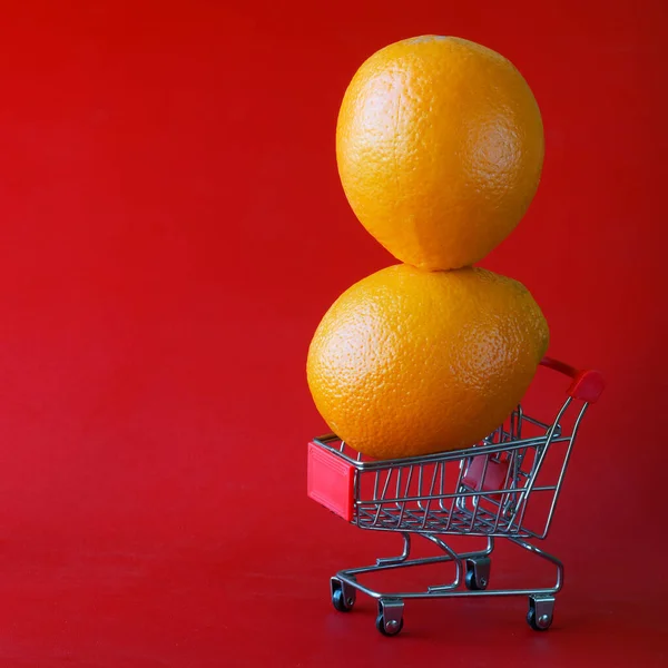 슈퍼마켓 카트에 오렌지 쇼핑의 비문을 클로즈업 — 스톡 사진