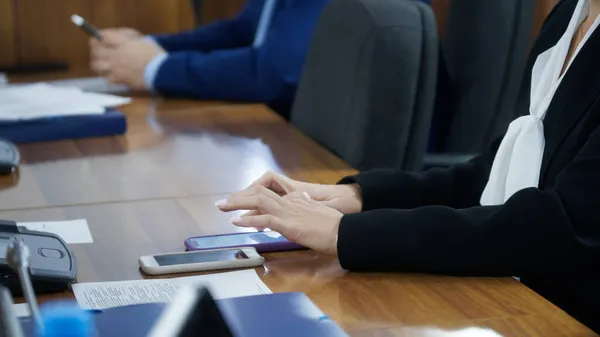 Bir Kadın Toplantı Odasında Ofiste Masada Otururken Akıllı Telefondan Mesaj — Stok fotoğraf