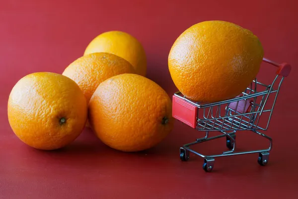 슈퍼마켓의 카트에 오렌지가 있습니다 쇼핑의 클로즈업 — 스톡 사진