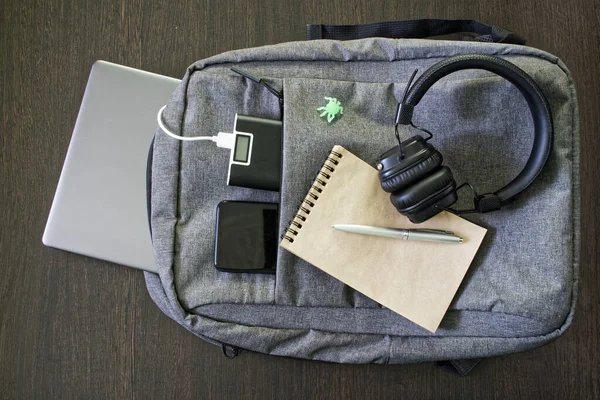 Sac Dos Moderne Pour Ordinateur Portable Comprend Une Batterie Externe — Photo