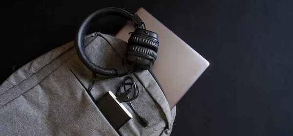 Petit Sac Dos Gris Pour Les Promenades Urbaines Avec Casque — Photo