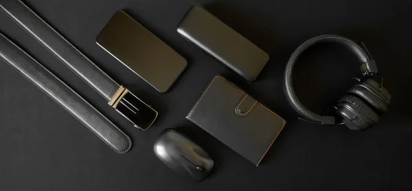 Une Ceinture Noire Avec Boucle Dorée Carnet Relié Cuir Smartphone — Photo