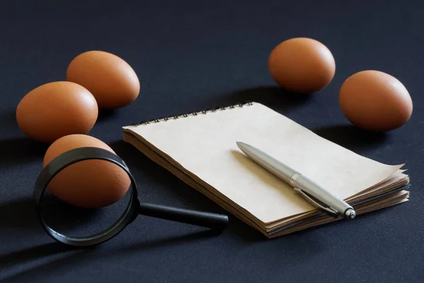 Πέντε Αυγά Κότας Ένας Μεγεθυντικός Φακός Ένα Σημειωματάριο Και Ένα — Φωτογραφία Αρχείου