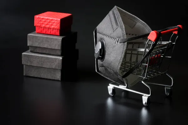 Siyah Koruyucu Solunum Cihazlı Alışveriş Arabası Hediye Kutuları Koronavirüs Salgını — Stok fotoğraf