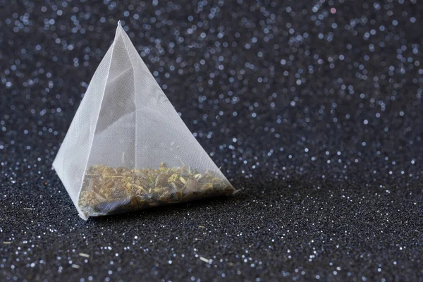 Λευκό Διαφανές Φακελάκι Τσαγιού Πυραμίδα Πράσινο Τσάι Σκούρο Αφρώδη Φόντο — Φωτογραφία Αρχείου