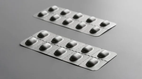 Gri Metalleşmiş Kabarcık Gri Bir Arka Planda Ilaç Kapsüller Duotone — Stok fotoğraf