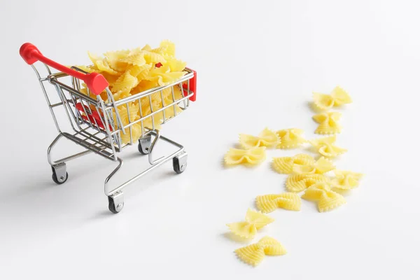 Тележка Супермаркете Итальянской Макароной Durum Farfalle Белый Фон Концепция Покупки Стоковое Фото