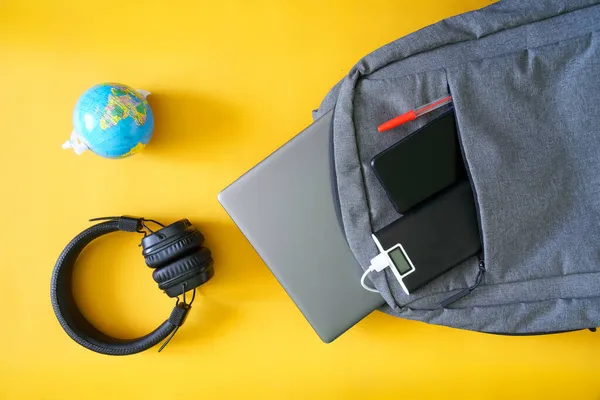 Gadgets Modernos Laptop Smartphone Bateria Externa Uma Mochila Têxtil Lado — Fotografia de Stock