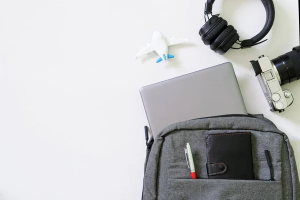现代小玩意 笔记本电脑 无镜像相机 无线耳机和白色背景的灰色背包 航空旅行和旅行用小玩意和物品的概念 后续行动 — 图库照片