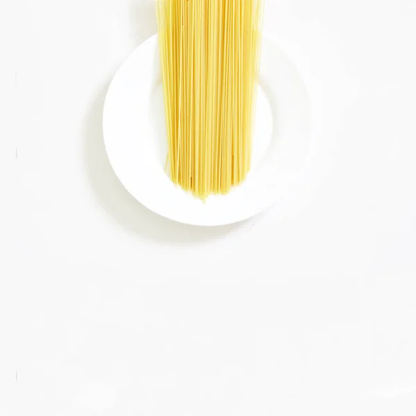 White Plate Uncooked Italian Durum Wheat Spaghetti Light Background White — Stock Photo, Image
