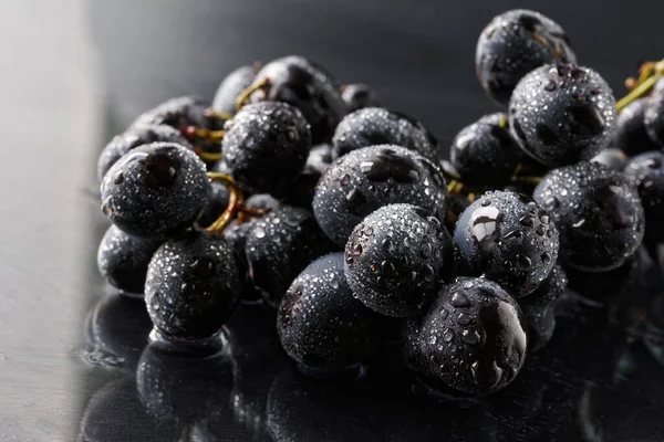 Black Grapes Covered Moisture Droplets Reflective Surface Macro Selective Focusing — Stock Photo, Image