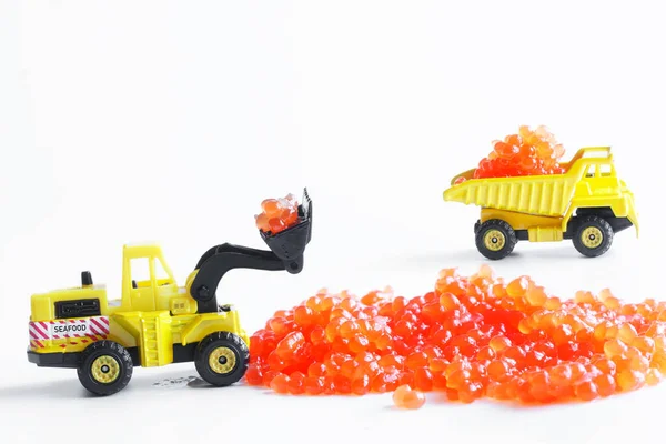 Empilhadeira Brinquedo Caminhão Basculante Caviar Salmão Vermelho Fundo Branco Conceito — Fotografia de Stock