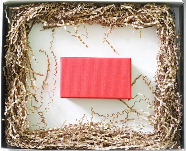 Відкрита Подарункова Коробка Заповнена Паперовою Стружкою Тирсою Секретною Внутрішньою Червоною — стокове фото