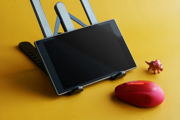 Kırmızı Modern Bilgisayar Faresi Elektronik Dijital Tablet Tezgahta Sarı Arka — Stok fotoğraf