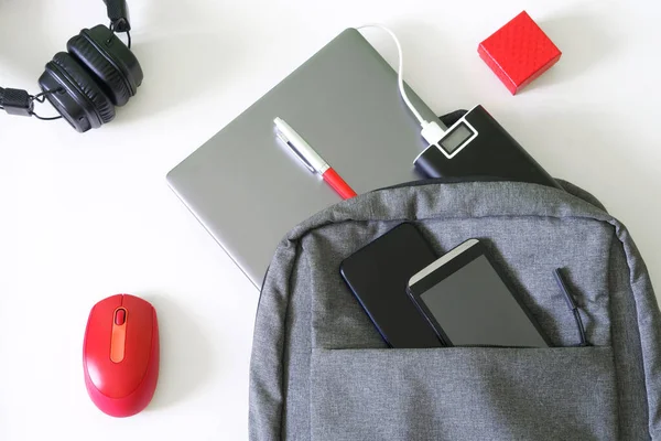 Mochila Gris Portátil Banco Energía Dos Teléfonos Móviles Auriculares Ratón — Foto de Stock