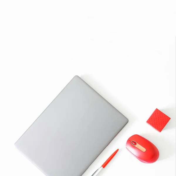 Gri Dizüstü Bilgisayar Kırmızı Bilgisayar Faresi Beyaz Arka Planda Kalem — Stok fotoğraf
