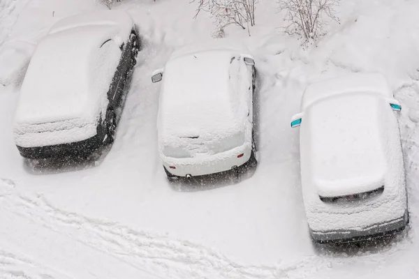 Автомобілі Вкриті Снігом Знятими Номерами Взимку Припарковані Стоянці Снігопад Концепція — стокове фото