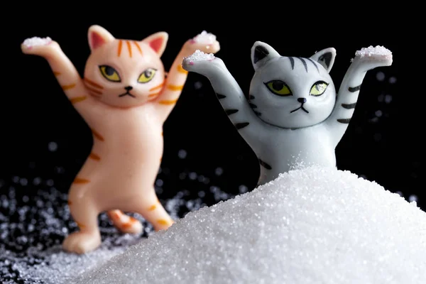 Dos Divertidos Gatitos Juguete Están Divirtiendo Montón Polvo Blanco Nieve — Foto de Stock