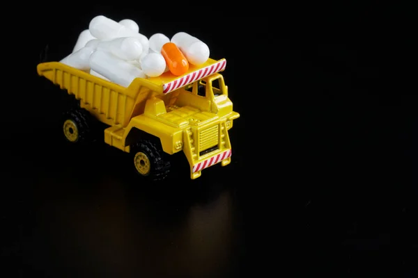 Camião Despejo Brinquedo Que Carrega Muitos Comprimidos Nas Costas Fundo — Fotografia de Stock