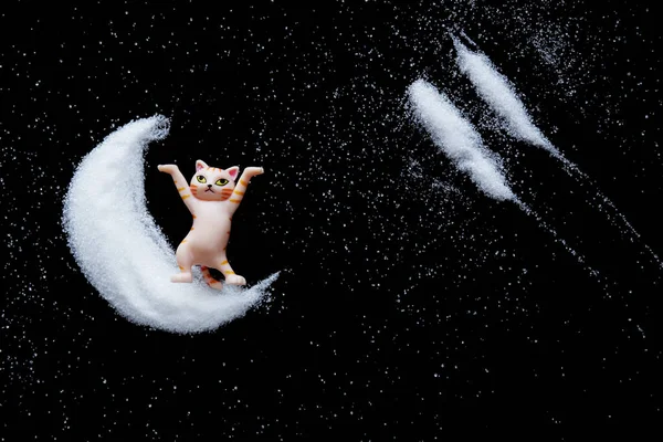 Komik Oyuncak Kızıl Kedi Beyaz Toz Hilal Üzerinde Duruyor Yıldızların — Stok fotoğraf