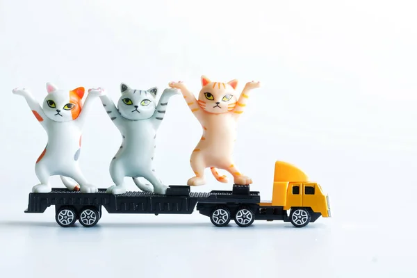 Три Смішні Іграшкові Кошенята Стоять Причепі Вантажівки Концепція Перевезення Тварин — стокове фото