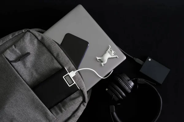 Šedý Textilní Batoh Notebookem Power Bankou Smartphonem Kočkou Maskota Černém — Stock fotografie