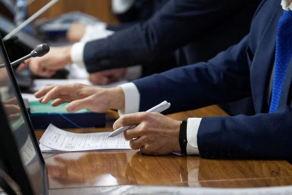 Erkeklerin Elleri Yöneticiler Yetkililer Avukatlar Veya Adamları Mikrofon Monitörlerle Masada — Stok fotoğraf