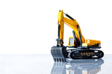 Büyük sarı oyuncak kazıcısı. Arka planda yansıması var. İnşaat ve arazi kavramı işe yarıyor. Bir yazı için boş yer. Yakın plan.