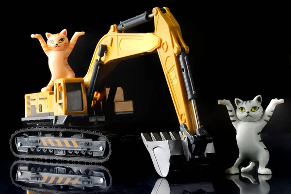 Modelo Uma Escavadeira Lagarta Amarela Com Dois Gatinhos Brinquedo Engraçados — Fotografia de Stock