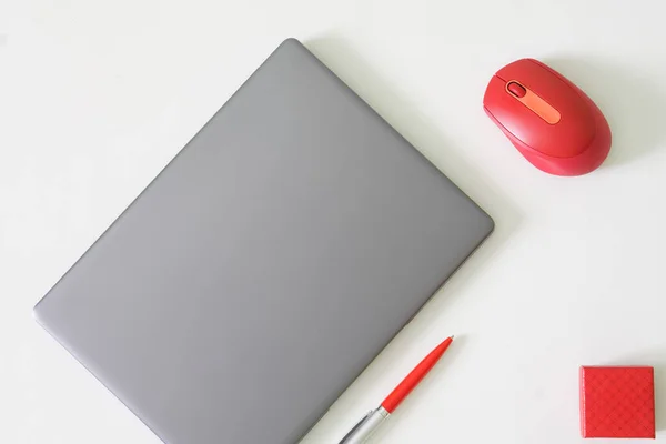 Portátil Gris Pluma Estilográfica Caja Regalo Roja Ratón Computadora Una — Foto de Stock